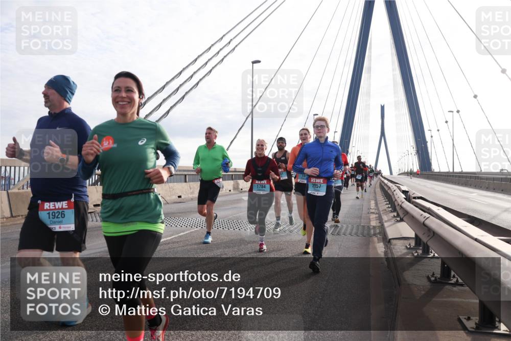 03.10.2024 - Köhlbrandbrückenlauf Matties Gatica Varas http://msf.ph/oto/7194709 03.10.2024 09:28:00 Position 2 1926, 169, 1784, 2057 meine-sportfotos.de