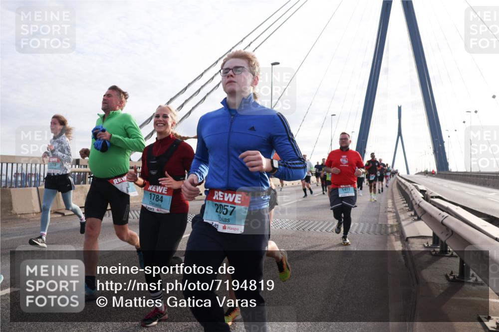 03.10.2024 - Köhlbrandbrückenlauf Matties Gatica Varas http://msf.ph/oto/7194819 03.10.2024 09:28:01 Position 2 1923, 1784, 2057, 1477 meine-sportfotos.de