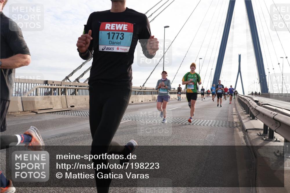 03.10.2024 - Köhlbrandbrückenlauf Matties Gatica Varas http://msf.ph/oto/7198223 03.10.2024 09:29:01 Position 2 1773, 2420, 2421 meine-sportfotos.de