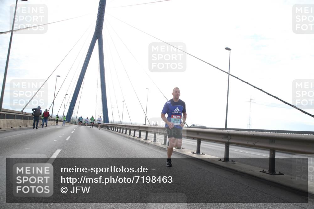 03.10.2024 - Köhlbrandbrückenlauf Jannik Wohlers http://msf.ph/oto/7198463 03.10.2024 09:19:42 Position 1 1155 meine-sportfotos.de