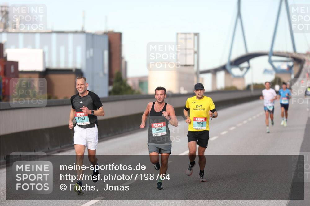 03.10.2024 - Köhlbrandbrückenlauf Fuchs,  Jonas http://msf.ph/oto/7198764 03.10.2024 09:37:58 Position 3 1043, 1063, 1052 meine-sportfotos.de