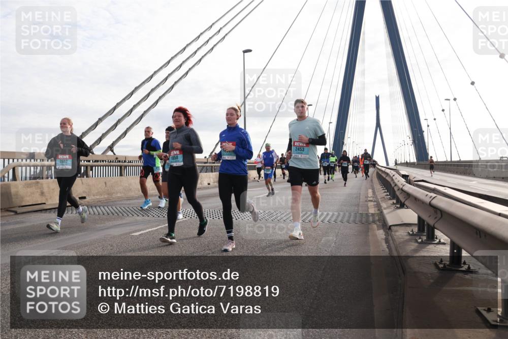 03.10.2024 - Köhlbrandbrückenlauf Matties Gatica Varas http://msf.ph/oto/7198819 03.10.2024 09:29:18 Position 2 2453, 2652, 1858 meine-sportfotos.de