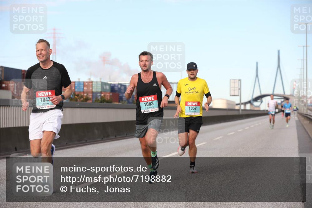 03.10.2024 - Köhlbrandbrückenlauf Fuchs,  Jonas http://msf.ph/oto/7198882 03.10.2024 09:38:02 Position 3 1043, 1063, 1052 meine-sportfotos.de