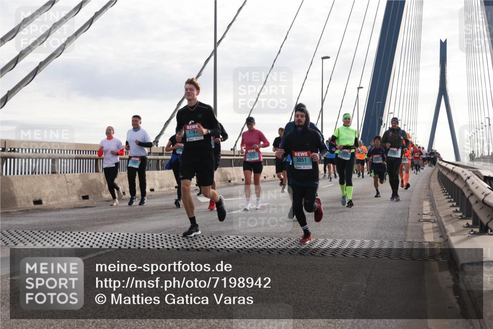 03.10.2024 - Köhlbrandbrückenlauf Matties Gatica Varas http://msf.ph/oto/7198942 03.10.2024 09:29:22 Position 2 2403, 1767, 1672, 3051, 1972, 1397, 2790 meine-sportfotos.de