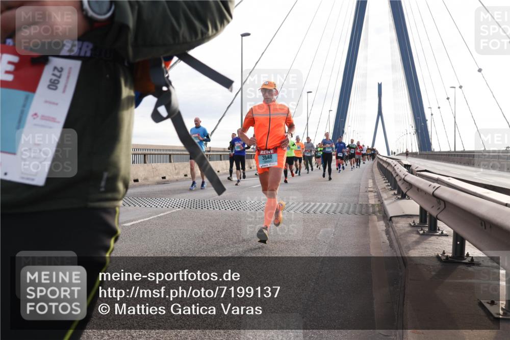03.10.2024 - Köhlbrandbrückenlauf Matties Gatica Varas http://msf.ph/oto/7199137 03.10.2024 09:29:27 Position 2 23890, 2790, 3640 meine-sportfotos.de