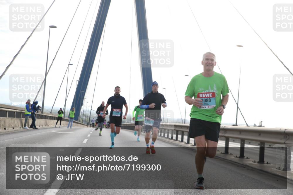 03.10.2024 - Köhlbrandbrückenlauf Jannik Wohlers http://msf.ph/oto/7199300 03.10.2024 09:19:58 Position 1 1334, 1301, 088 meine-sportfotos.de