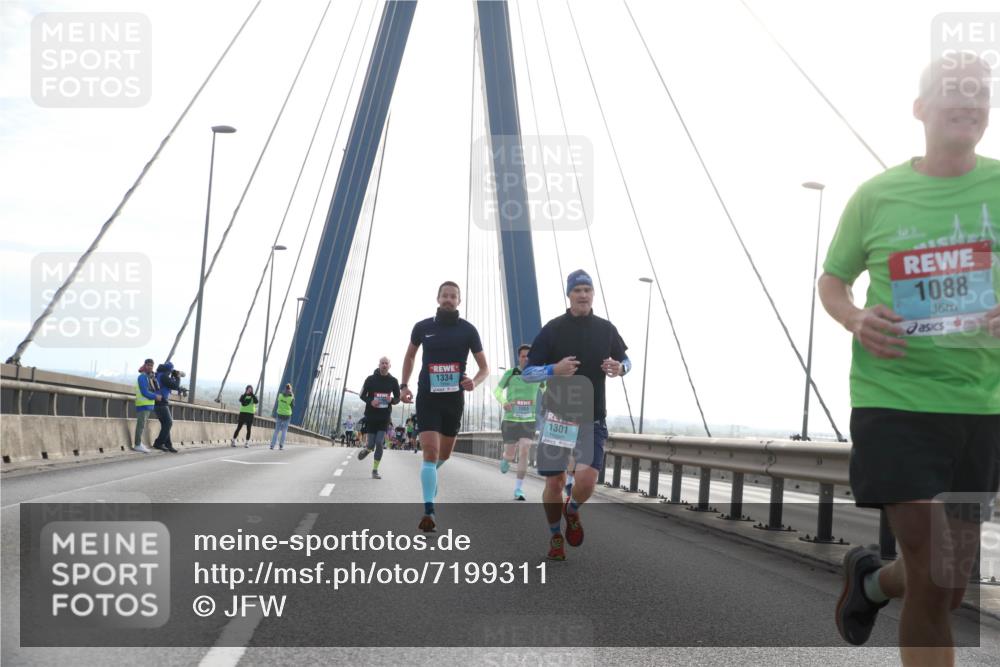 03.10.2024 - Köhlbrandbrückenlauf Jannik Wohlers http://msf.ph/oto/7199311 03.10.2024 09:19:59 Position 1 1334, 1065, 1301, 15, 1088 meine-sportfotos.de