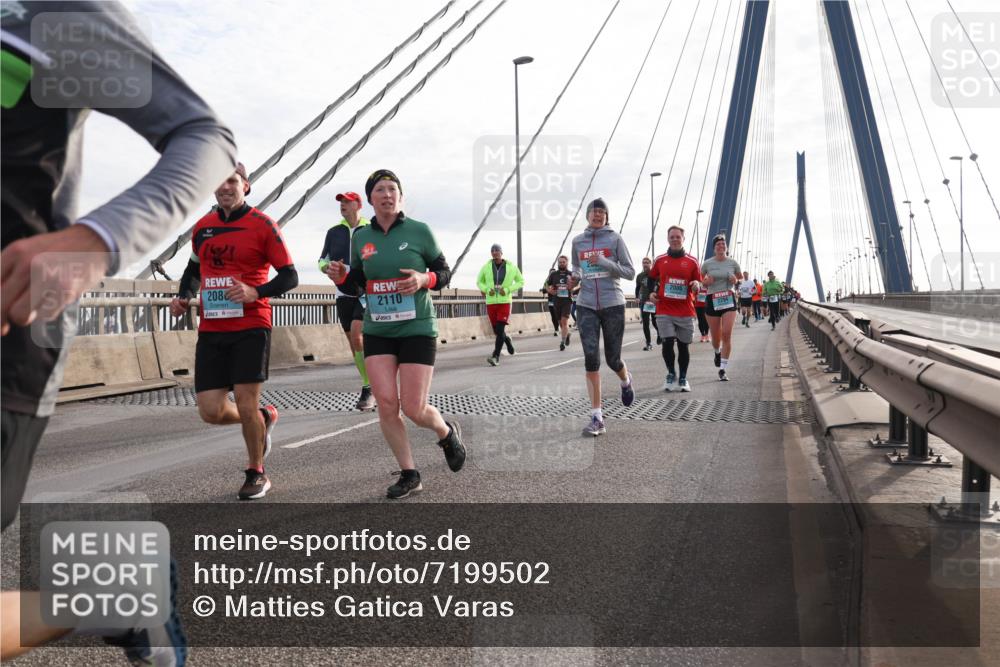 03.10.2024 - Köhlbrandbrückenlauf Matties Gatica Varas http://msf.ph/oto/7199502 03.10.2024 09:29:35 Position 2 208, 2110, 2006, 2294 meine-sportfotos.de
