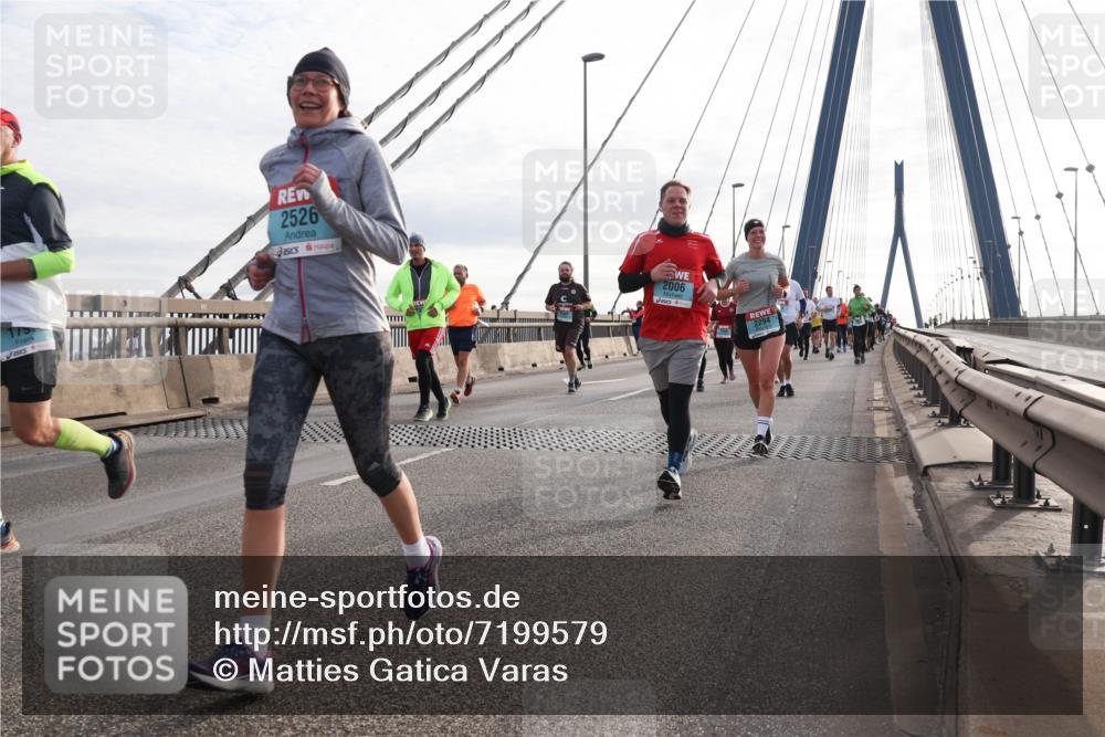 03.10.2024 - Köhlbrandbrückenlauf Matties Gatica Varas http://msf.ph/oto/7199579 03.10.2024 09:29:36 Position 2 179, 2526, 2006, 2294 meine-sportfotos.de