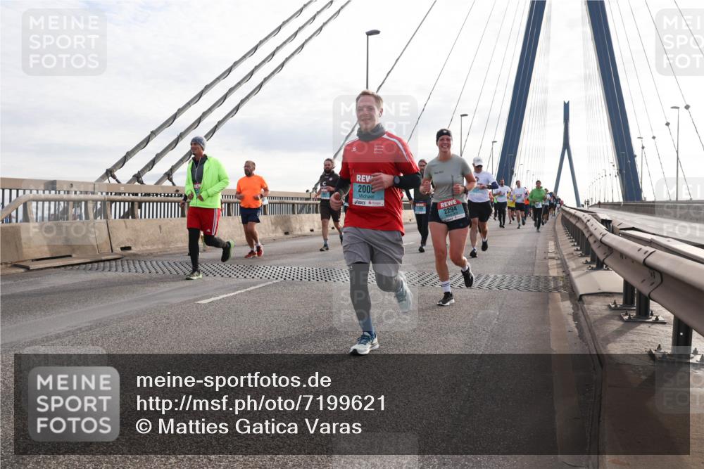 03.10.2024 - Köhlbrandbrückenlauf Matties Gatica Varas http://msf.ph/oto/7199621 03.10.2024 09:29:37 Position 2 200, 2294 meine-sportfotos.de