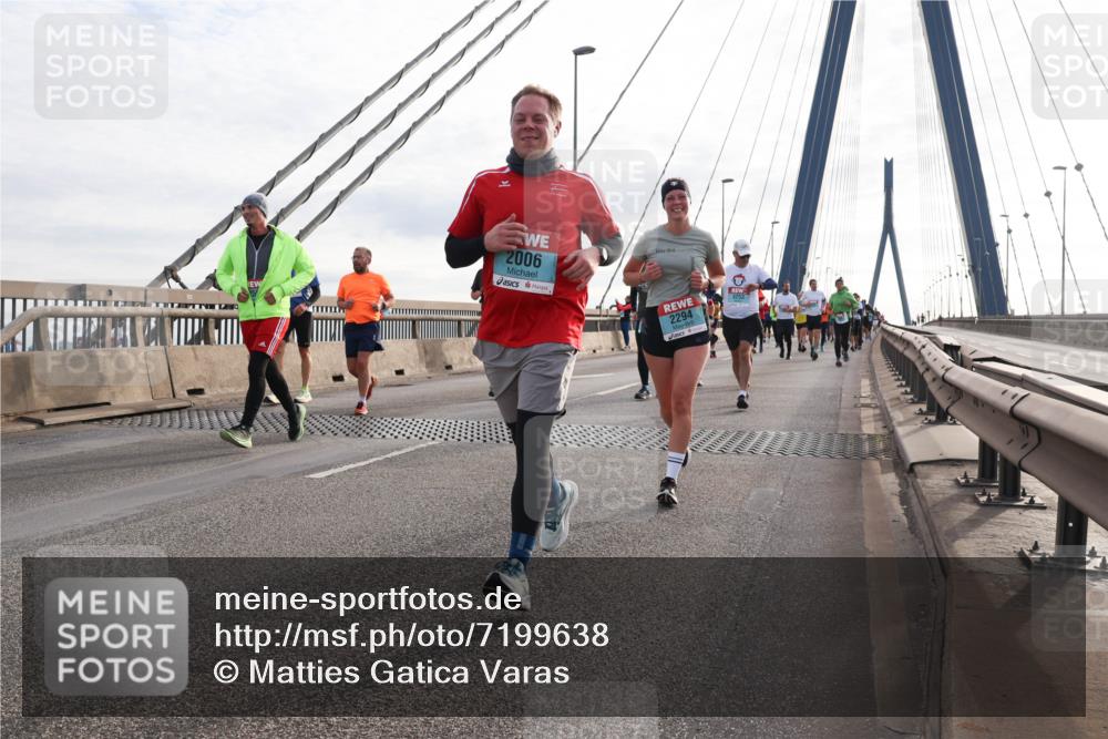 03.10.2024 - Köhlbrandbrückenlauf Matties Gatica Varas http://msf.ph/oto/7199638 03.10.2024 09:29:37 Position 2 2006, 2294, 3253 meine-sportfotos.de