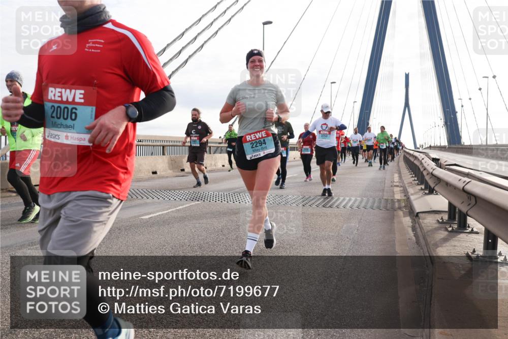 03.10.2024 - Köhlbrandbrückenlauf Matties Gatica Varas http://msf.ph/oto/7199677 03.10.2024 09:29:38 Position 2 2006, 2294, 3253 meine-sportfotos.de