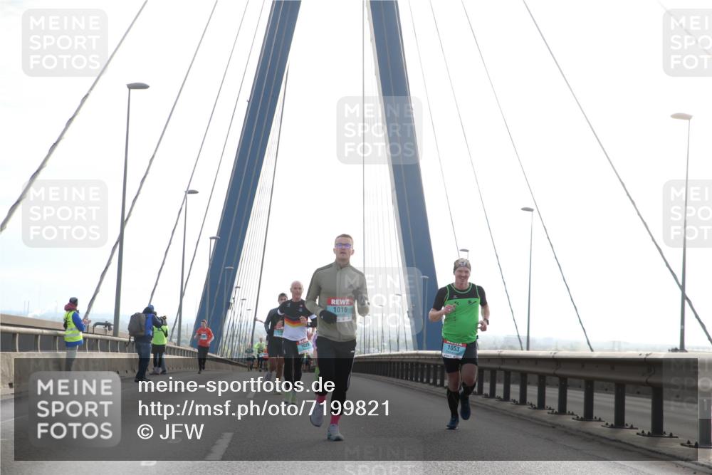03.10.2024 - Köhlbrandbrückenlauf Jannik Wohlers http://msf.ph/oto/7199821 03.10.2024 09:20:14 Position 1 1029, 1016, 1053 meine-sportfotos.de