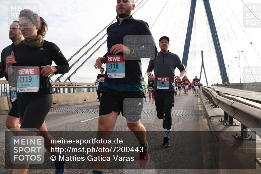 03.10.2024 - Köhlbrandbrückenlauf Matties Gatica Varas http://msf.ph/oto/7200443 03.10.2024 09:29:55 Position 2 2119, 2118, 3603 meine-sportfotos.de