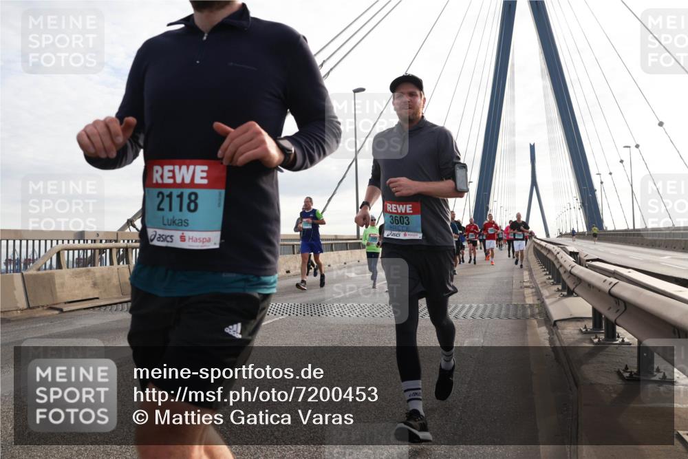 03.10.2024 - Köhlbrandbrückenlauf Matties Gatica Varas http://msf.ph/oto/7200453 03.10.2024 09:29:55 Position 2 2118, 3603 meine-sportfotos.de