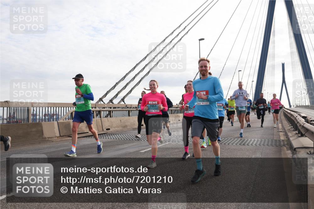 03.10.2024 - Köhlbrandbrückenlauf Matties Gatica Varas http://msf.ph/oto/7201210 03.10.2024 09:30:25 Position 2 2493, 2051, 1729 meine-sportfotos.de