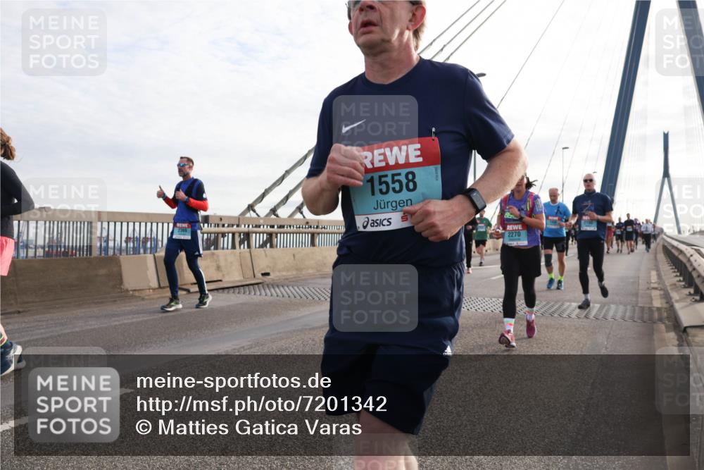 03.10.2024 - Köhlbrandbrückenlauf Matties Gatica Varas http://msf.ph/oto/7201342 03.10.2024 09:30:32 Position 2 1558, 2270 meine-sportfotos.de