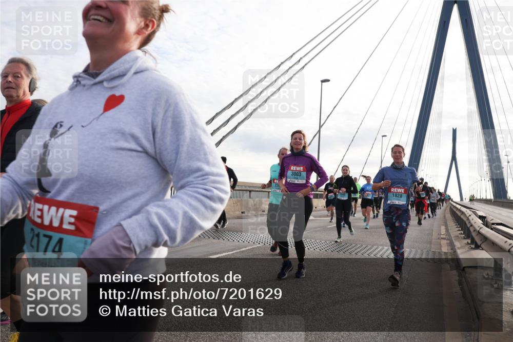 03.10.2024 - Köhlbrandbrückenlauf Matties Gatica Varas http://msf.ph/oto/7201629 03.10.2024 09:30:43 Position 2 2174, 3003, 1828 meine-sportfotos.de