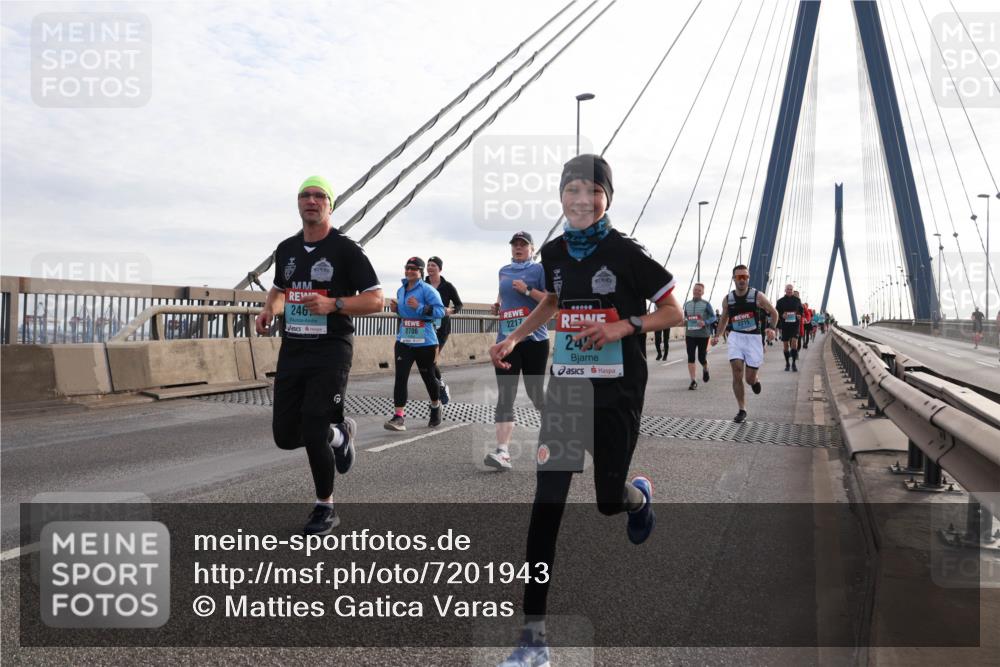 03.10.2024 - Köhlbrandbrückenlauf Matties Gatica Varas http://msf.ph/oto/7201943 03.10.2024 09:30:51 Position 2 2467, 2706, 2217, 24, 2215 meine-sportfotos.de
