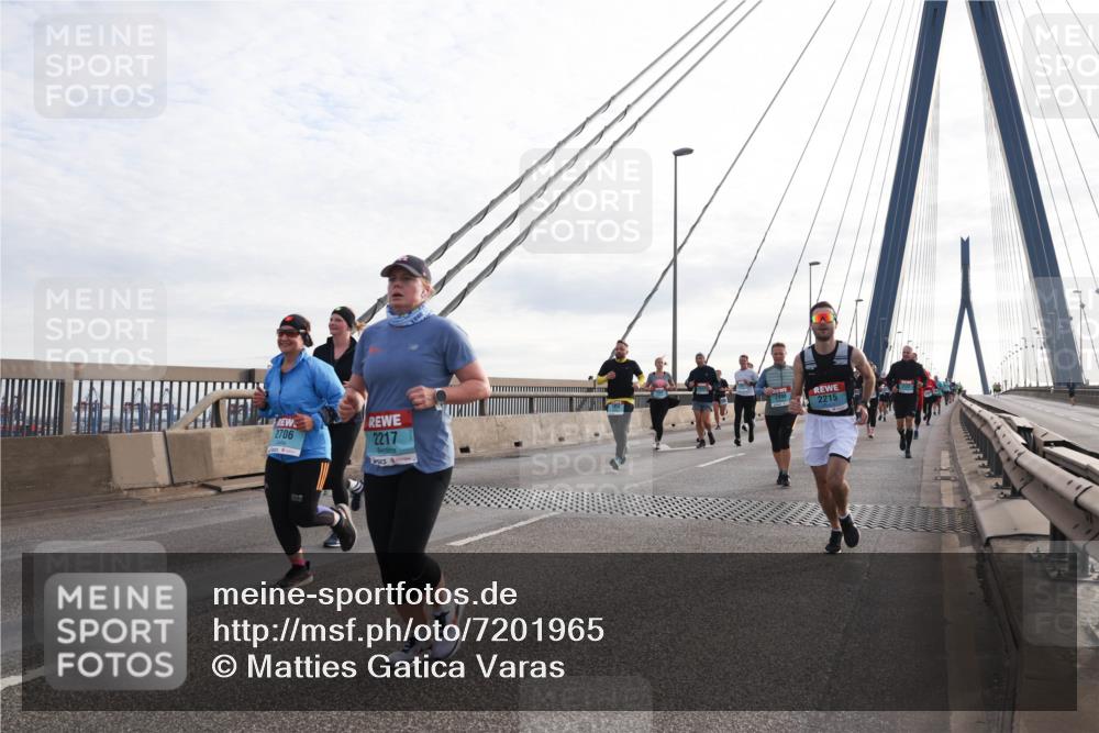 03.10.2024 - Köhlbrandbrückenlauf Matties Gatica Varas http://msf.ph/oto/7201965 03.10.2024 09:30:51 Position 2 2706, 2217, 2215 meine-sportfotos.de