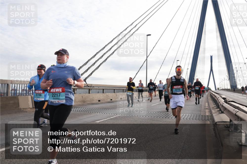 03.10.2024 - Köhlbrandbrückenlauf Matties Gatica Varas http://msf.ph/oto/7201972 03.10.2024 09:30:52 Position 2 2706, 2217, 2215 meine-sportfotos.de