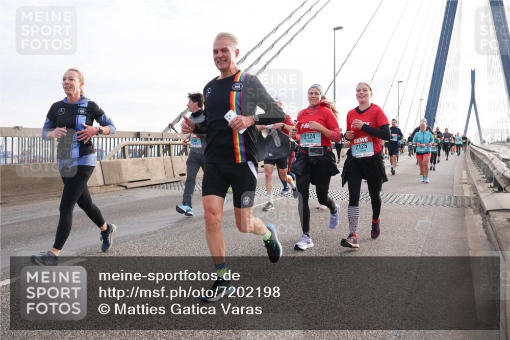 03.10.2024 - Köhlbrandbrückenlauf Matties Gatica Varas http://msf.ph/oto/7202198 03.10.2024 09:31:01 Position 2 3430, 2124, 2125 meine-sportfotos.de