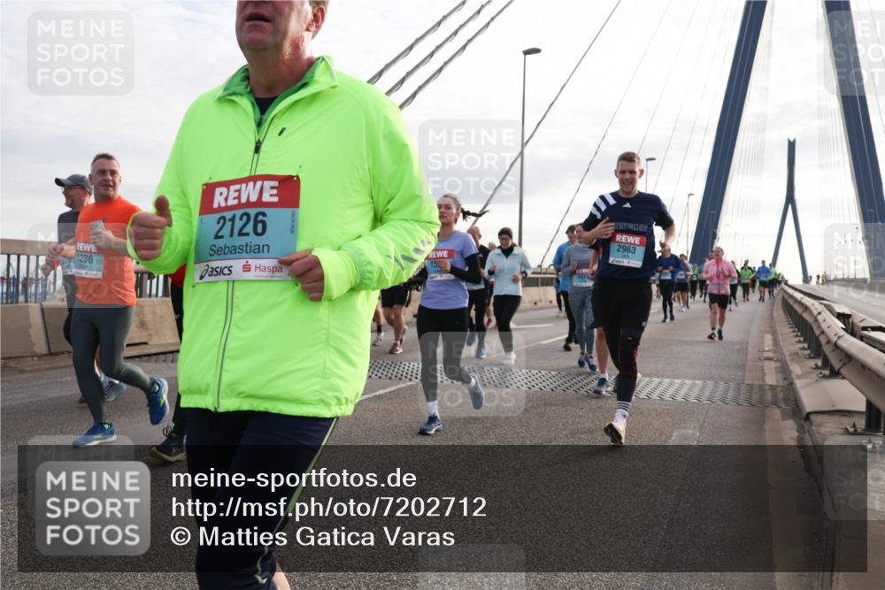 03.10.2024 - Köhlbrandbrückenlauf Matties Gatica Varas http://msf.ph/oto/7202712 03.10.2024 09:31:18 Position 2 2297, 1286, 2126, 2963 meine-sportfotos.de