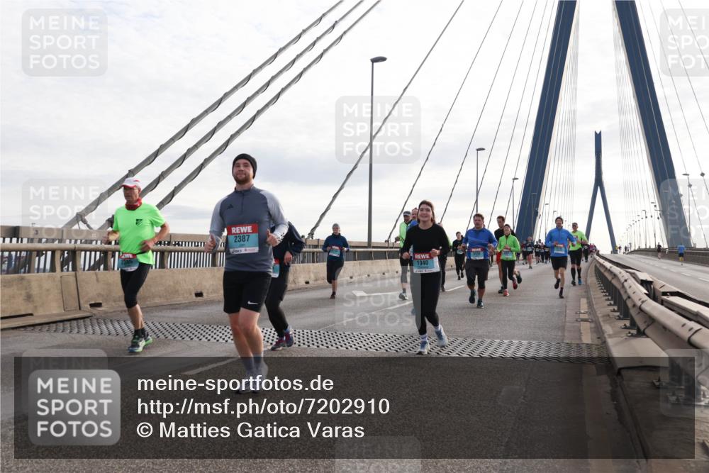 03.10.2024 - Köhlbrandbrückenlauf Matties Gatica Varas http://msf.ph/oto/7202910 03.10.2024 09:31:25 Position 2 2387, 1040 meine-sportfotos.de