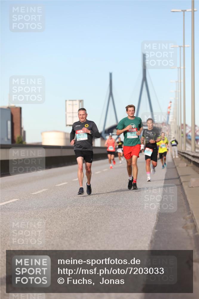 03.10.2024 - Köhlbrandbrückenlauf Fuchs,  Jonas http://msf.ph/oto/7203033 03.10.2024 09:40:25 Position 3 1115, 9, 1077, 1057 meine-sportfotos.de