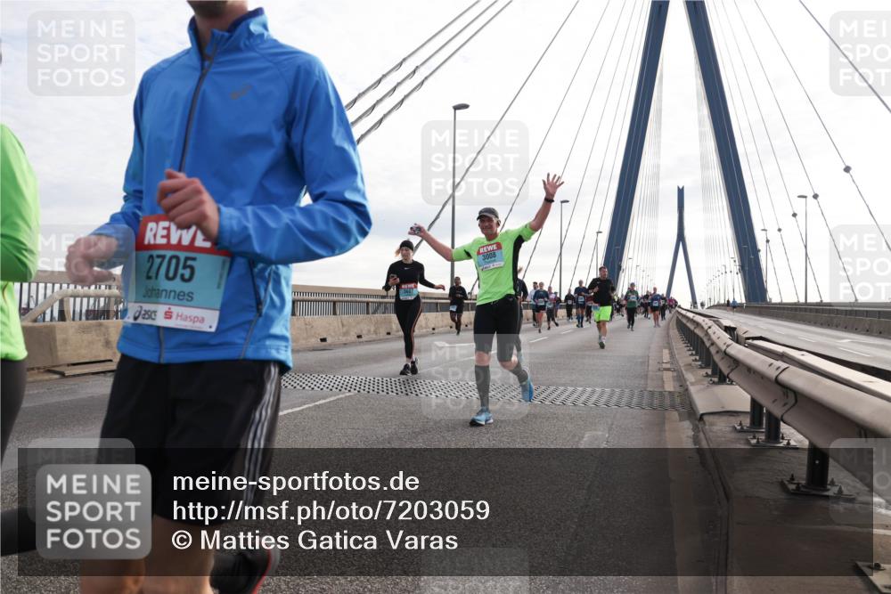 03.10.2024 - Köhlbrandbrückenlauf Matties Gatica Varas http://msf.ph/oto/7203059 03.10.2024 09:31:30 Position 2 2705, 3607, 3008 meine-sportfotos.de