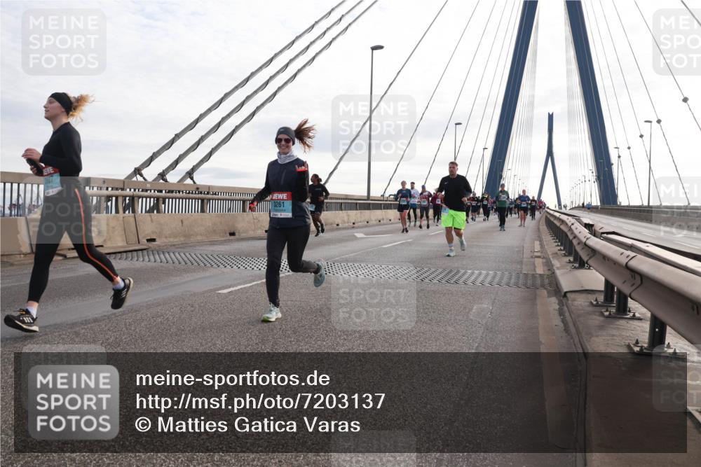 03.10.2024 - Köhlbrandbrückenlauf Matties Gatica Varas http://msf.ph/oto/7203137 03.10.2024 09:31:32 Position 2 3607, 3261 meine-sportfotos.de