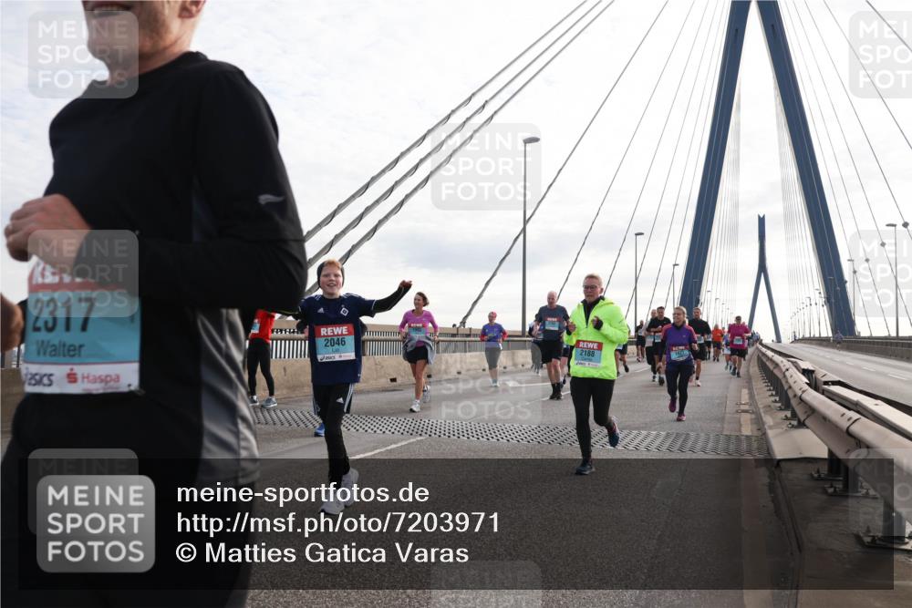 03.10.2024 - Köhlbrandbrückenlauf Matties Gatica Varas http://msf.ph/oto/7203971 03.10.2024 09:31:50 Position 2 2317, 2046, 2188 meine-sportfotos.de