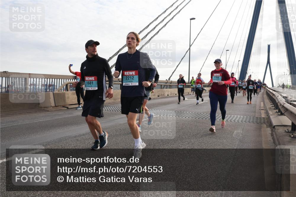 03.10.2024 - Köhlbrandbrückenlauf Matties Gatica Varas http://msf.ph/oto/7204553 03.10.2024 09:32:10 Position 2 1681, 2212, 1764 meine-sportfotos.de