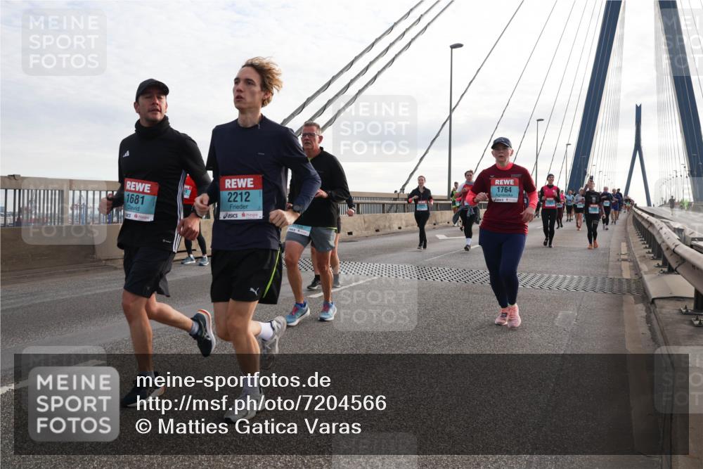 03.10.2024 - Köhlbrandbrückenlauf Matties Gatica Varas http://msf.ph/oto/7204566 03.10.2024 09:32:10 Position 2 1681, 2212, 1764 meine-sportfotos.de