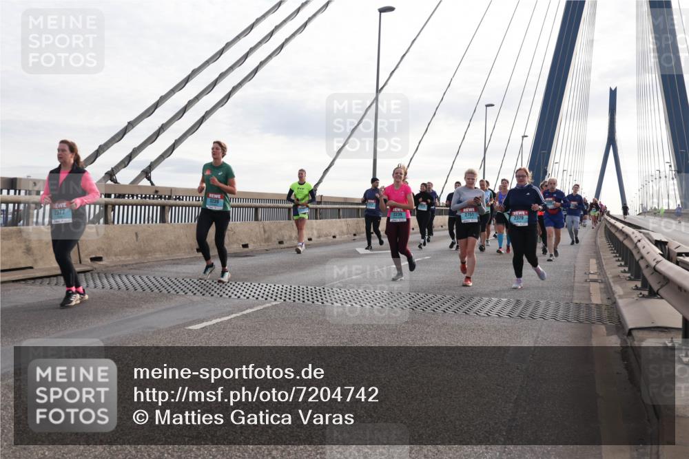 03.10.2024 - Köhlbrandbrückenlauf Matties Gatica Varas http://msf.ph/oto/7204742 03.10.2024 09:32:16 Position 2 3239, 2239, 2751, 2377, 2379 meine-sportfotos.de