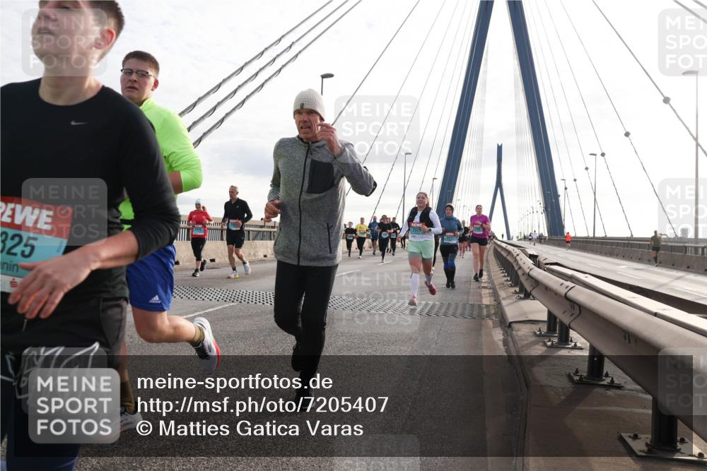 03.10.2024 - Köhlbrandbrückenlauf Matties Gatica Varas http://msf.ph/oto/7205407 03.10.2024 09:32:35 Position 2 325, 2329, 24116 meine-sportfotos.de