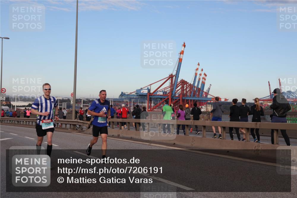 03.10.2024 - Köhlbrandbrückenlauf Matties Gatica Varas http://msf.ph/oto/7206191 03.10.2024 09:33:16 Position 2 500, 1155, 1129 meine-sportfotos.de