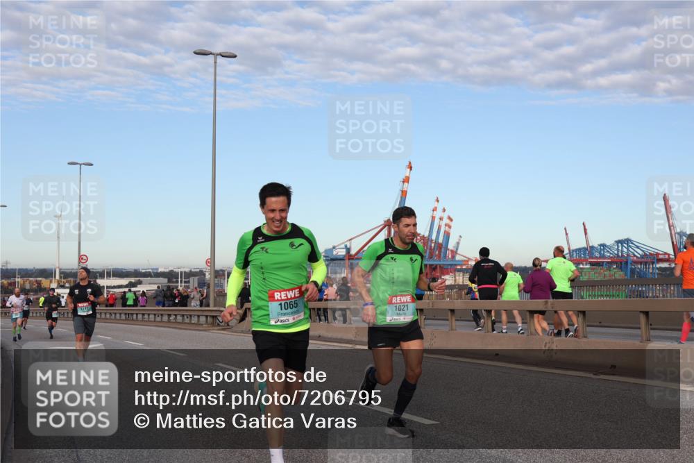 03.10.2024 - Köhlbrandbrückenlauf Matties Gatica Varas http://msf.ph/oto/7206795 03.10.2024 09:33:28 Position 2 1141, 1065, 1021 meine-sportfotos.de