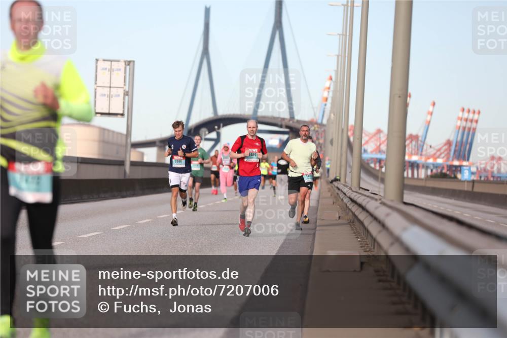 03.10.2024 - Köhlbrandbrückenlauf Fuchs,  Jonas http://msf.ph/oto/7207006 03.10.2024 09:43:16 Position 3 2696, 1469, 142 meine-sportfotos.de