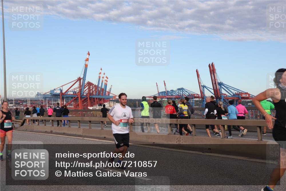 03.10.2024 - Köhlbrandbrückenlauf Matties Gatica Varas http://msf.ph/oto/7210857 03.10.2024 09:36:07 Position 2 1193, 1217 meine-sportfotos.de