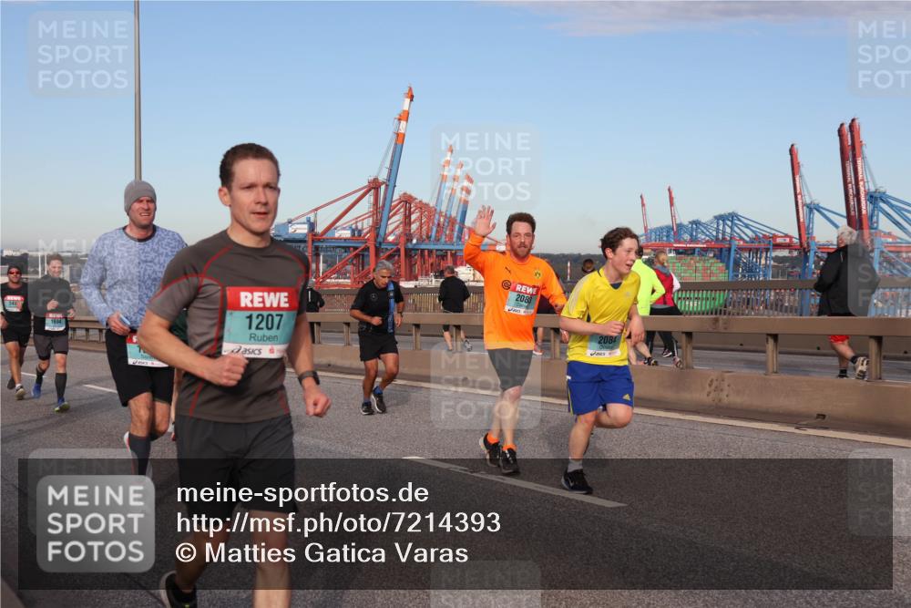 03.10.2024 - Köhlbrandbrückenlauf Matties Gatica Varas http://msf.ph/oto/7214393 03.10.2024 09:38:34 Position 2 343, 1694, 1207, 2083, 2084 meine-sportfotos.de