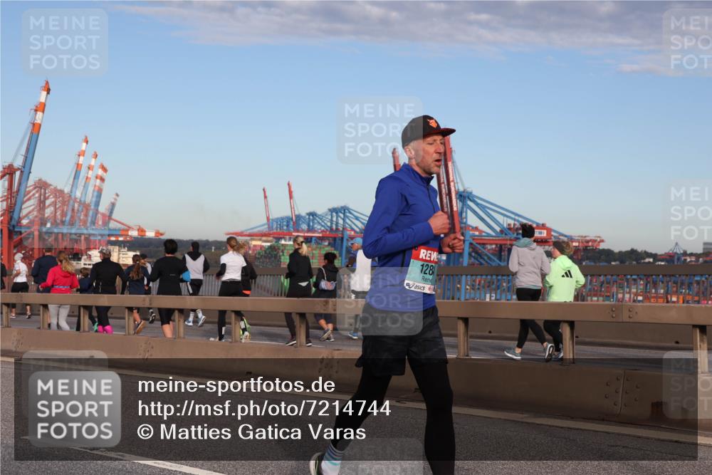 03.10.2024 - Köhlbrandbrückenlauf Matties Gatica Varas http://msf.ph/oto/7214744 03.10.2024 09:38:42 Position 2 128 meine-sportfotos.de