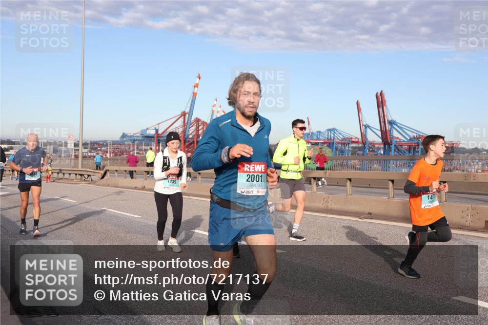 03.10.2024 - Köhlbrandbrückenlauf Matties Gatica Varas http://msf.ph/oto/7217137 03.10.2024 09:40:06 Position 2 1239, 2001, 1411 meine-sportfotos.de
