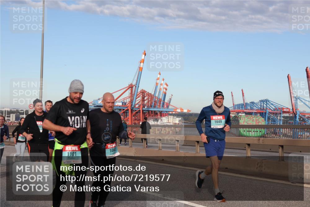 03.10.2024 - Köhlbrandbrückenlauf Matties Gatica Varas http://msf.ph/oto/7219577 03.10.2024 09:41:47 Position 2 65, 1101, 1062, 1649, 1 meine-sportfotos.de