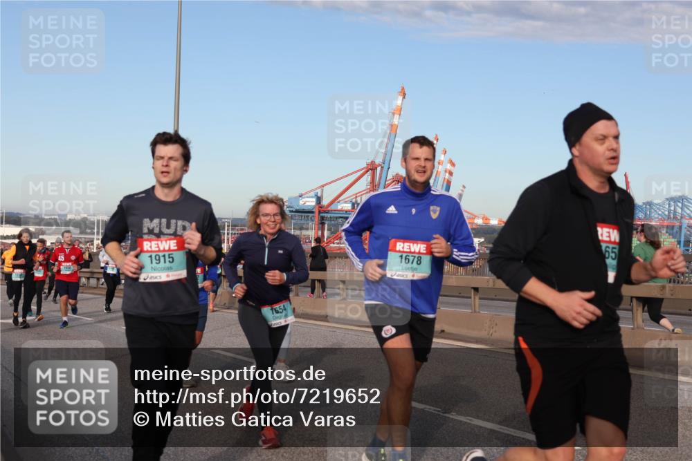 03.10.2024 - Köhlbrandbrückenlauf Matties Gatica Varas http://msf.ph/oto/7219652 03.10.2024 09:41:49 Position 2 45, 1050, 1915, 1654, 1678, 65 meine-sportfotos.de