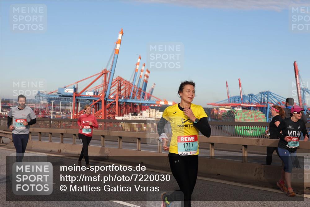 03.10.2024 - Köhlbrandbrückenlauf Matties Gatica Varas http://msf.ph/oto/7220030 03.10.2024 09:42:04 Position 2 192, 1873, 1717, 1686 meine-sportfotos.de