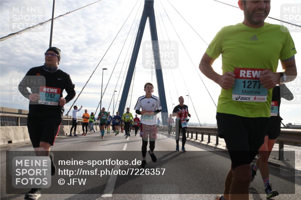03.10.2024 - Köhlbrandbrückenlauf Jannik Wohlers http://msf.ph/oto/7226357 03.10.2024 09:24:54 Position 1 1762, 2400, 1277, 10 meine-sportfotos.de