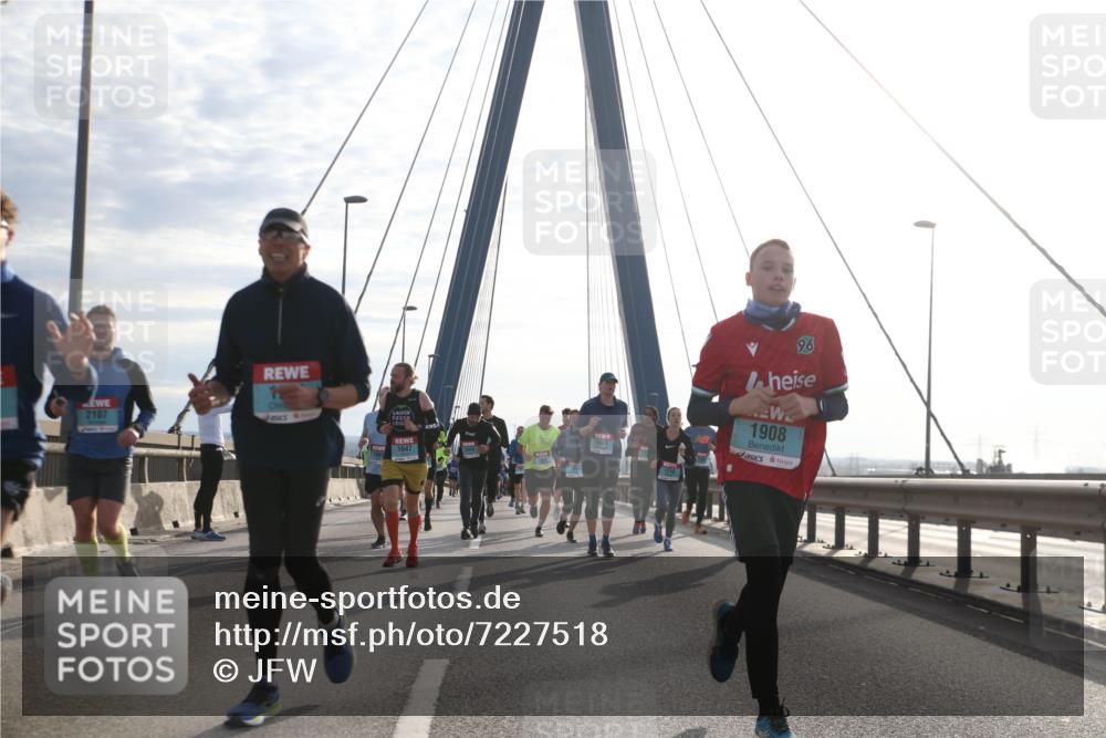 03.10.2024 - Köhlbrandbrückenlauf Jannik Wohlers http://msf.ph/oto/7227518 03.10.2024 09:25:00 Position 1 2107, 1901, 1240, 1908, 1647 meine-sportfotos.de