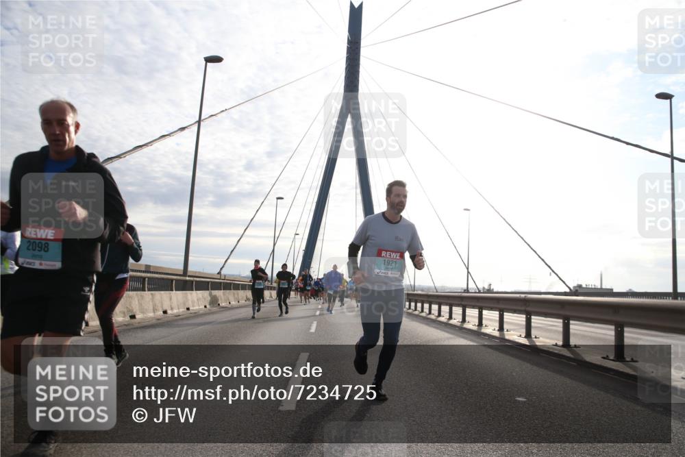 03.10.2024 - Köhlbrandbrückenlauf Jannik Wohlers http://msf.ph/oto/7234725 03.10.2024 09:25:45 Position 1 2098, 63, 1921 meine-sportfotos.de