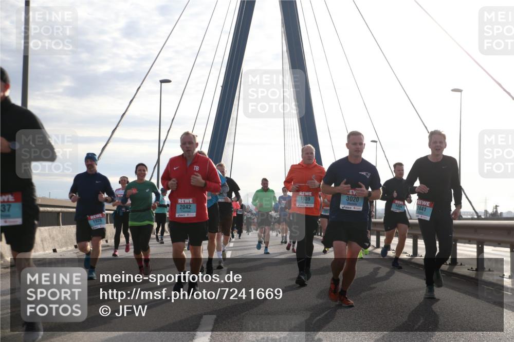 03.10.2024 - Köhlbrandbrückenlauf Jannik Wohlers http://msf.ph/oto/7241669 03.10.2024 09:26:16 Position 1 37, 2042, 1926, 3020, 1404, 1539, 2441, 1691 meine-sportfotos.de